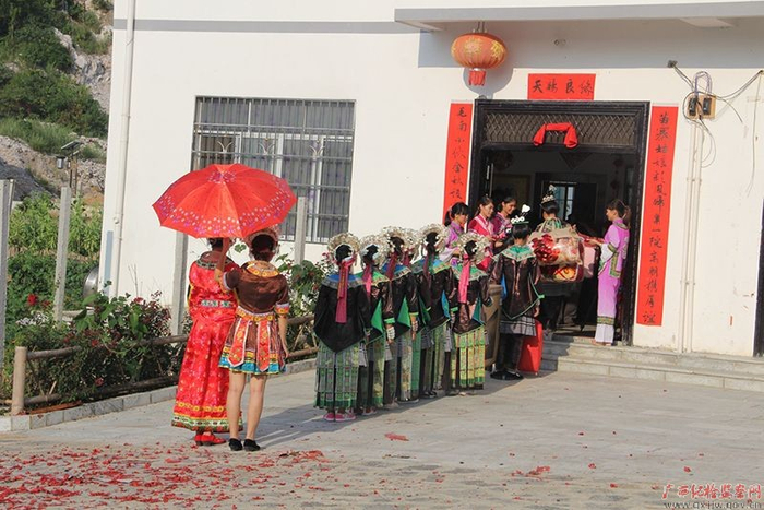 可爱村的民俗婚礼，在新房里举行。（莫薇玲/摄）