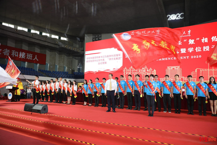 ↑华南理工大学“李莎支教团”。赵春旭 摄