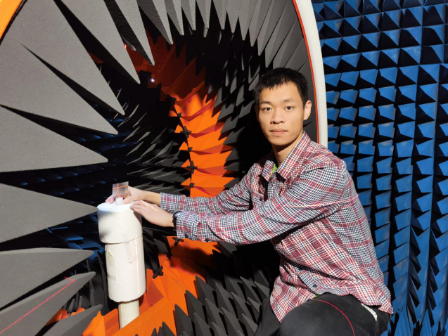 梁田在学校微波测试中心测试天线