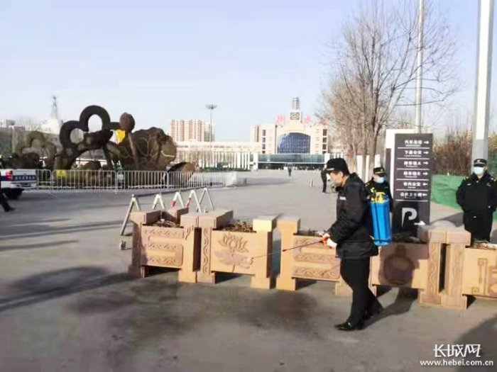 工作人员对广场出入口地面进行清洁消毒。