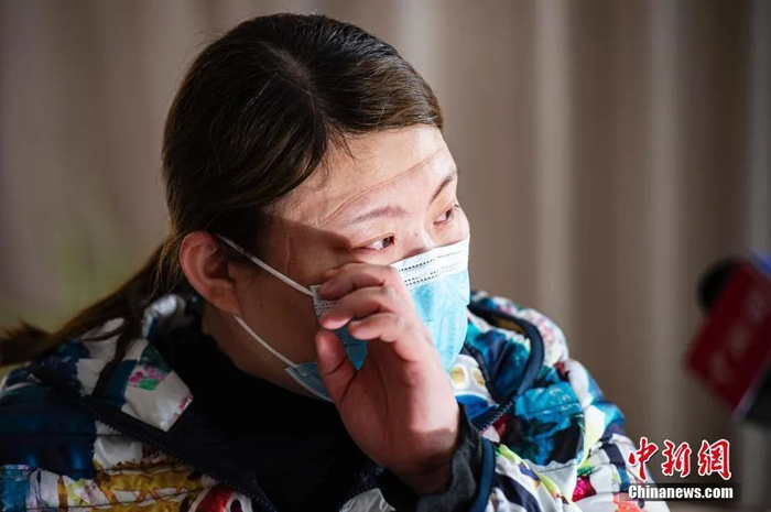 图为苏倩利用短暂休息时间接受中新社采访，谈及无法与女儿团聚时潸然泪下。中新社记者 侯宇 摄