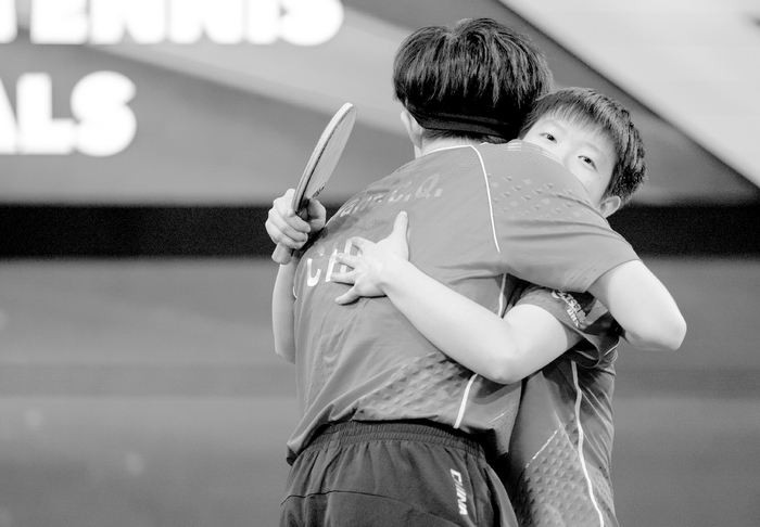 　　■孙颖莎王楚钦赛后拥抱庆祝胜利。