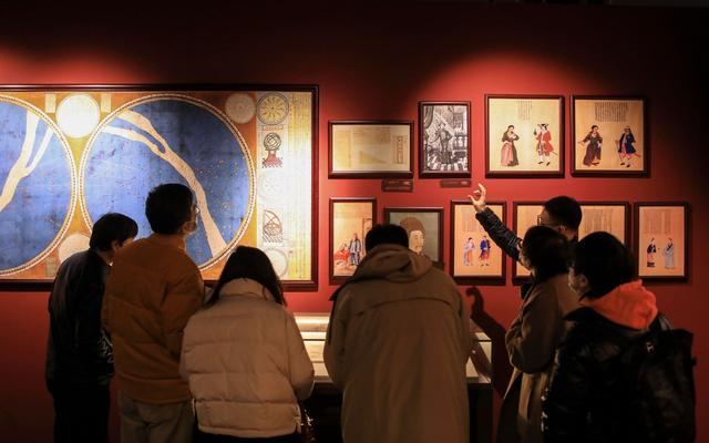 观众在东配殿参观“17世纪至20世纪初‘丝绸之路’历史档案文献展”。新京报记者 浦峰 摄
