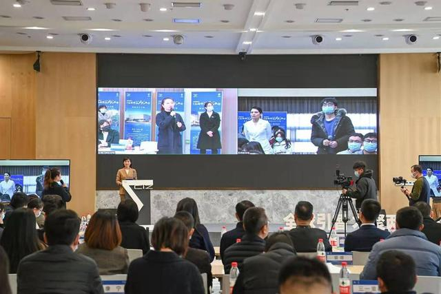 屏对屏引才 蓝天/摄