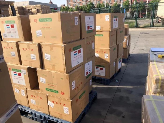 　　三峡电商防护口罩出口供应多个国际项目，图为发往卢森堡的医疗物资。