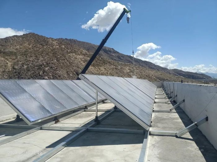 　　三峡电商积极参加西藏援建项目，图为其组织供应的电暖系统设备正在吊装。