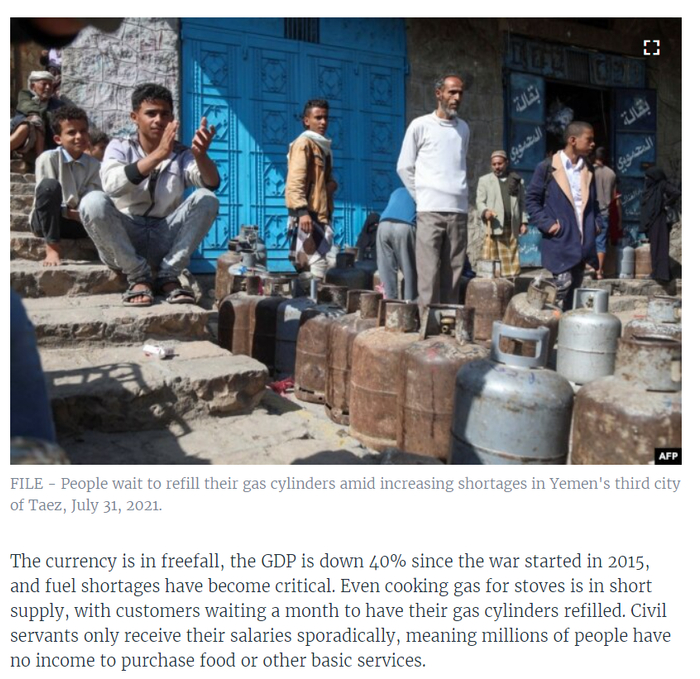 也门第三大城市塔伊兹（Taez），物资短缺，人们排队等待煤气。