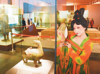 今年4月，“唐宫小姐姐”探访郑州博物馆文翰街馆“黄河珍宝——沿黄九省（区）文物精品展”。新华社记者 李文哲摄