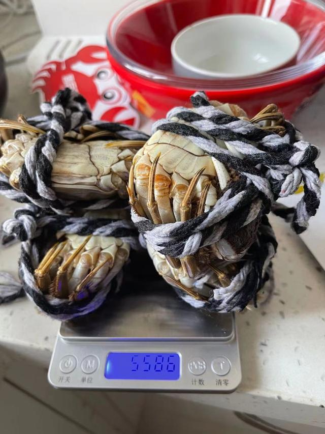 陈先生收到的一只螃蟹实际重量仅为标注重量的55.86%。 受访者供图