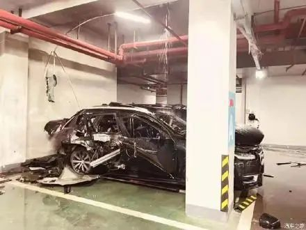 从现场图片来看，一辆黑色沃尔沃的四个车门、引擎盖、车顶和尾门均受到不同程度的损毁，此外车辆上方的水管也被震裂，现场水流不止。