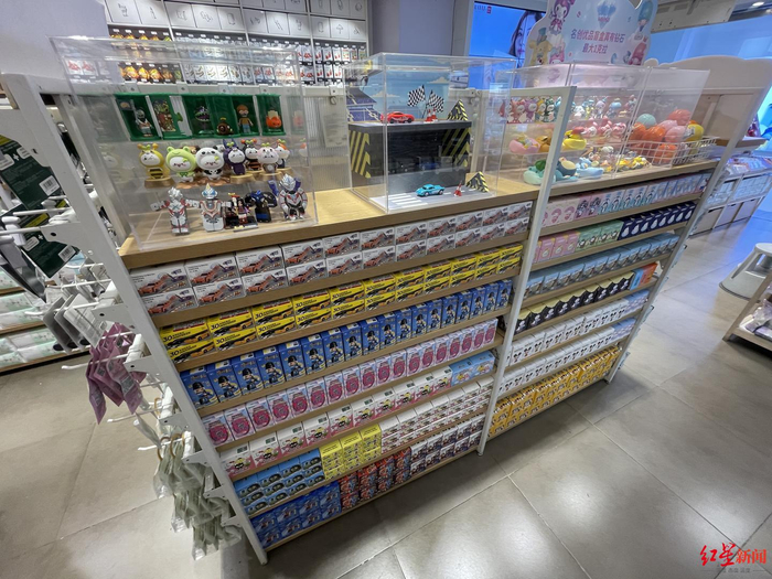 △名创优品（银石广场店）店内的盲盒区