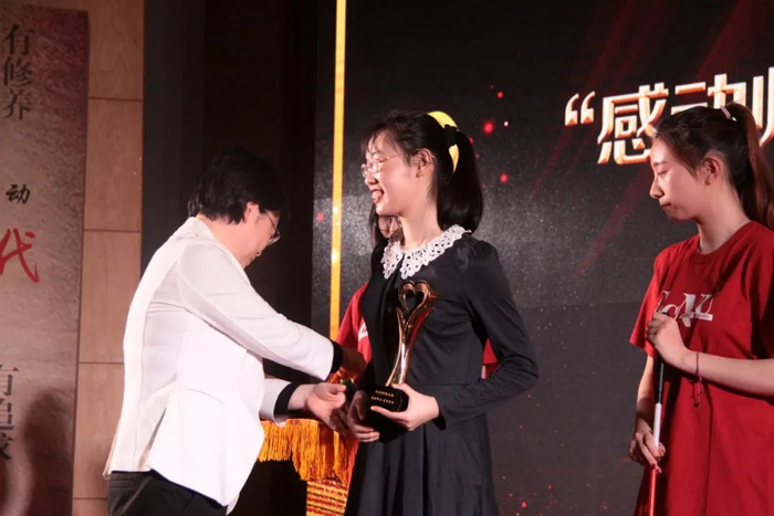 ▲ “感动师大”颁奖典礼上手捧奖杯的朱苓君