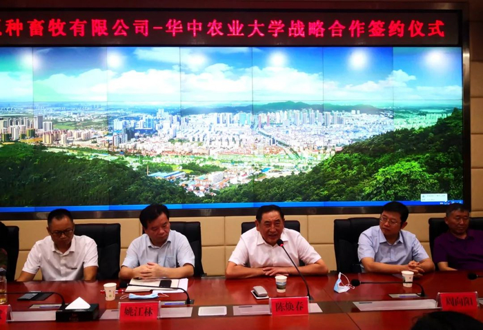 ▲陈焕春院士带队参加武汉市江夏区乡村振兴荆楚行项目签约（常帅 摄）