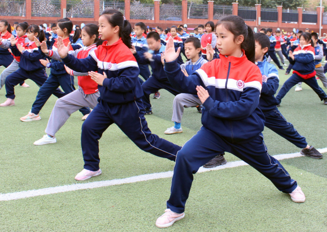 图为学生在大课间做“太极操”。摄影 熊杰