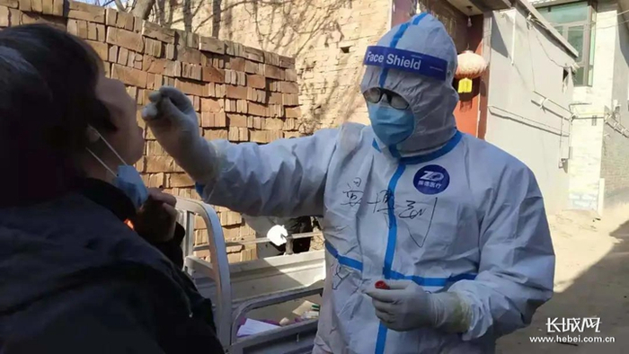 正在进行核酸采集的温博钊。