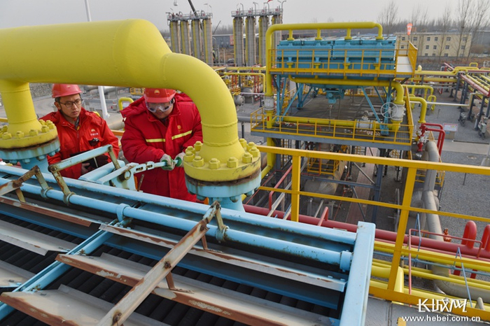 华北油田技术人员正在检修输气管道。