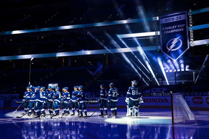 揭幕战之前，依照惯例，坦帕湾闪电庆祝夺得上赛季的斯坦利杯。图片来源：NHL官网
