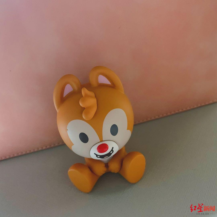 △侯琳俐抽到的泡泡玛特迪士尼系列盲盒，玩偶眼睛处有明显瑕疵