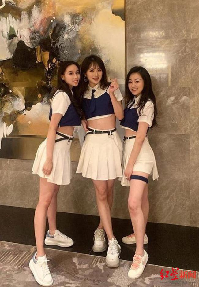 姚安娜与何超欣（左）和袁九儿（右）