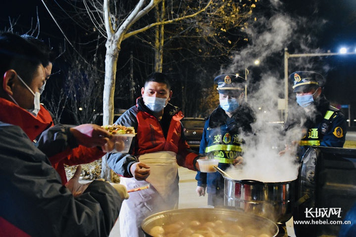 邢台市宁晋县孙村42岁退役军人孙均恒为值勤人员送夜宵。长城网记者 王林红 摄