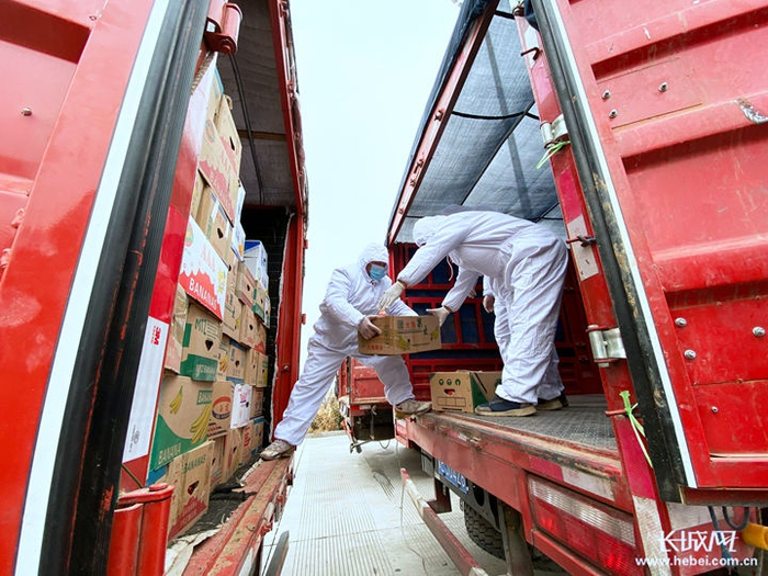 衡水市捐赠邢台市的33.5吨、总价值50万元的物资正在搬运。长城网记者 张梅胜 摄