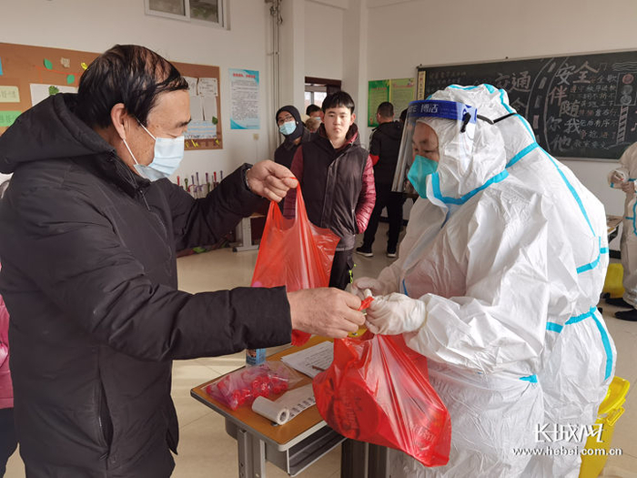 廊坊市安次区东储村村民王富贤把水和方便面送给医护人员。长城网记者 姜薇 摄