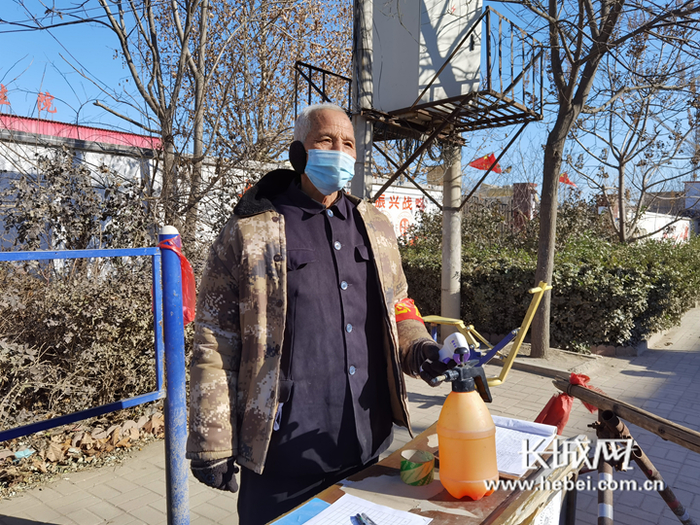 邢台市隆尧县固城镇75岁退役军人王小印主动请缨，到一线岗位坚守。长城网记者 赵永刚 摄