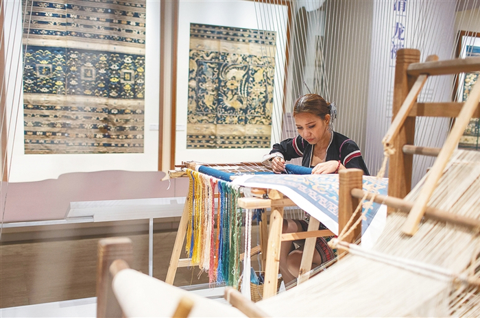 黎族织锦艺人展示龙被织绣场景。海南日报记者 宋国强 摄