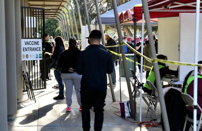 　　▲2021年1月6日，在美国加州洛杉矶的一处新冠疫苗接种站，医护人员排队等待接种新冠疫苗。新华社发