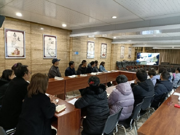 大理州国投集团组织干部职工观看《清流毒——云南在行动》专题片