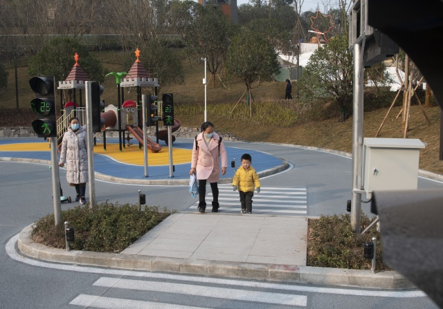市民带着孩子体验红绿灯。记者谢智强实习生熊香琳摄/视觉重庆