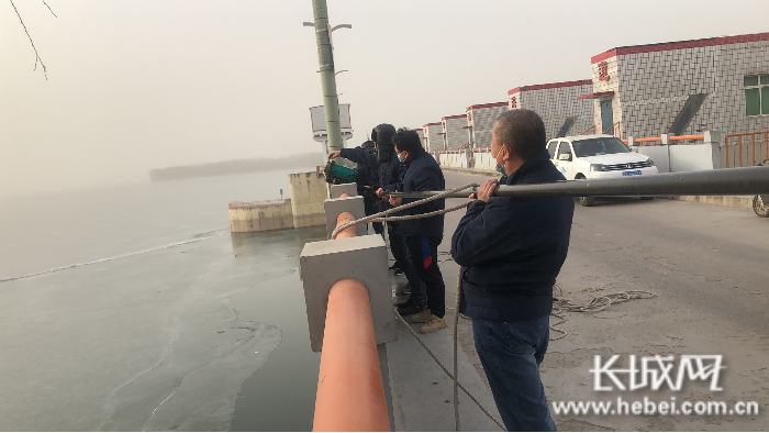 　黄壁庄水库工作人员调整正常溢洪道防冰冻设备。黄壁庄水库 供图