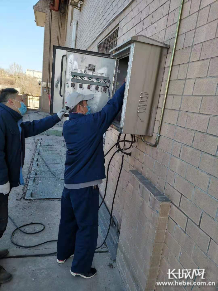 　黄壁庄水库工作人员维修供电线路。黄壁庄水库 供图