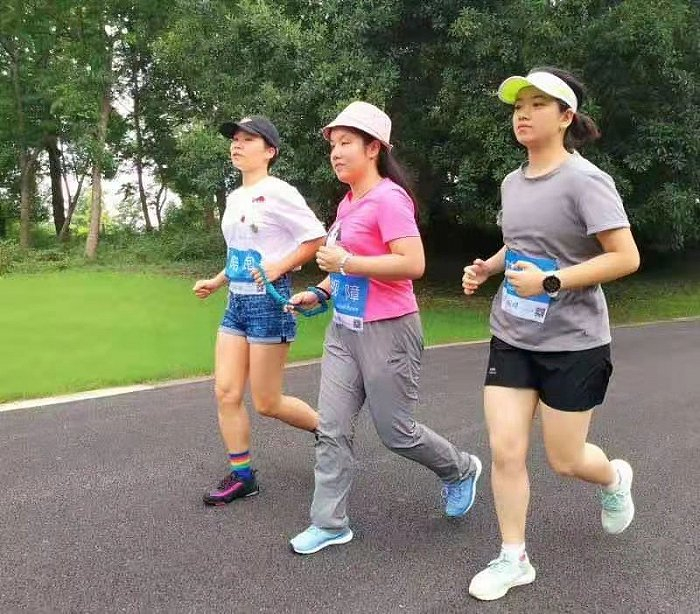 杜妍春（中）参加公益活动“做你的眼睛”。受访者供图