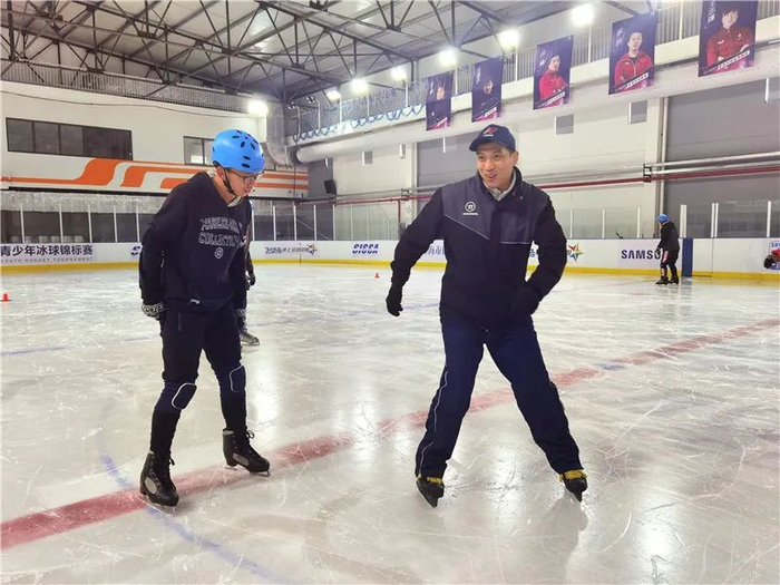 ▲ 图片示意：冰球实践课