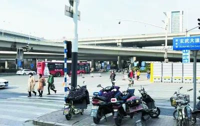 新庄立交人行通道建设将大大方便行人过街。南报融媒体记者 何钢摄