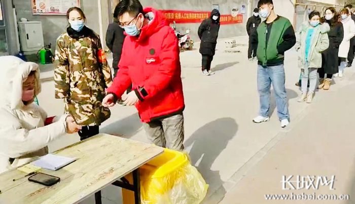 邢台市顺德北社区左岸春天南小区为居民办理通行证。图片由邢台日报提供。