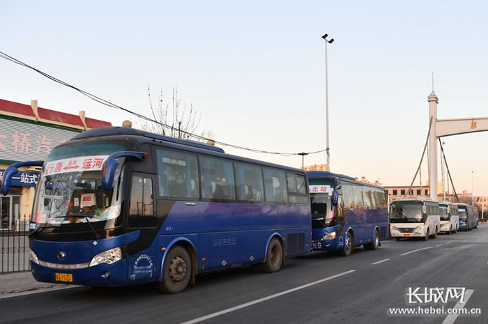 行唐县医务人员乘坐大巴车火速驰援新乐市抗疫。刘梅全 摄