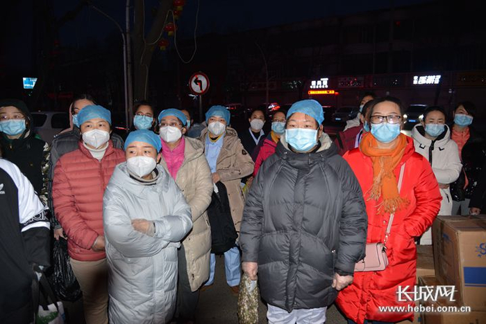 行唐县医务人员星夜集结驰援新乐市抗疫。刘梅全 摄