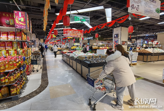 市民正在超市购物。长城网记者 郭硕 摄