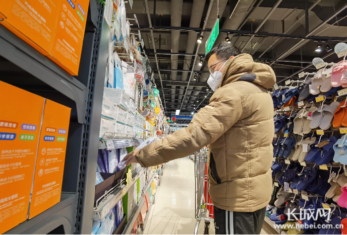 市民正在超市购物。长城网记者  郭硕 摄