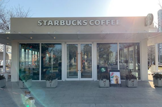 △ 徐汇滨江店，也是一家宠物友好店