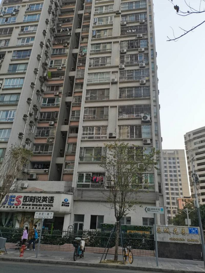 国城花园大门口。 张慧敏 摄