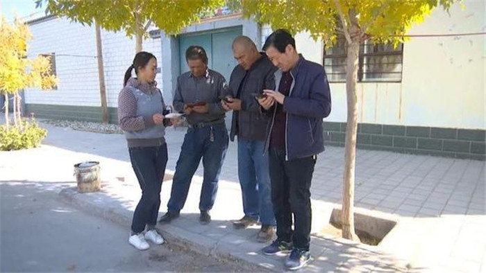 图为酒泉市瓜州县西湖乡村民使用“微平台”查看惠农政策、惠农资金公开公示情况。