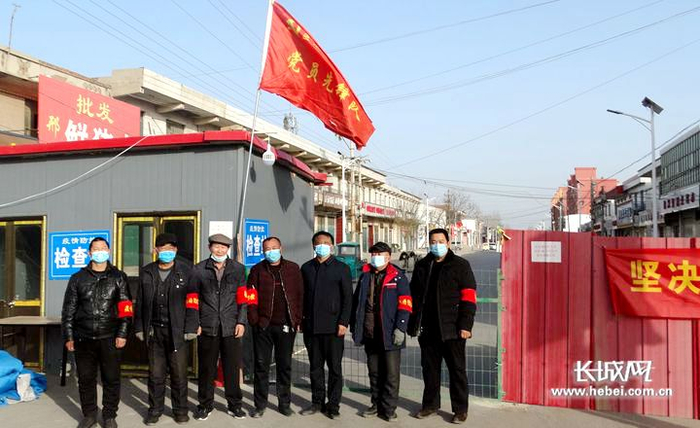 疫情防控中，官亭村的党员冲锋在前。吴艳茹供图