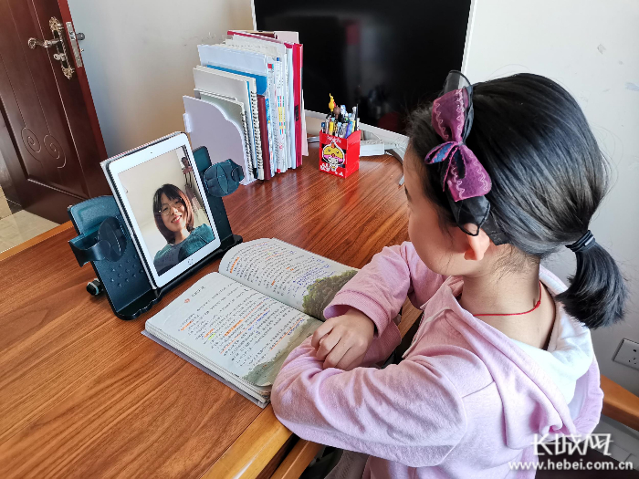 网上授课。街道供图