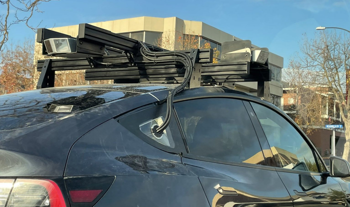 车顶架上装有成像设备的Model Y，图片来源：https://www.teslarati.com/