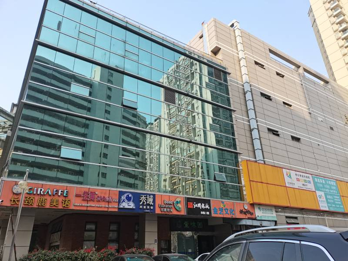 与国城花园一路之隔的商场外立面几乎被培训班广告牌占据。 张慧敏 摄