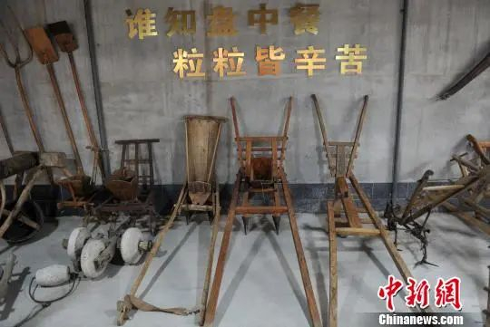 安新县大王镇北六村杨福春收藏的部分农耕工具。韩冰摄