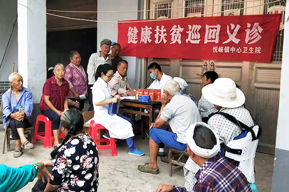 石柱县悦崃镇中心卫生院在蜜红村开展健康扶贫巡回义诊。市卫生健康委供图华龙网-新重庆客户端发